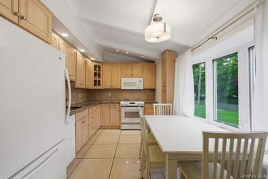 Lovingly maintained three bedroom home featuring an upgraded - photo 6
