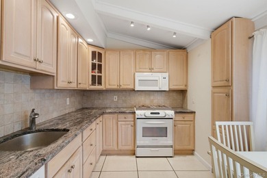Lovingly maintained three bedroom home featuring an upgraded - photo 7
