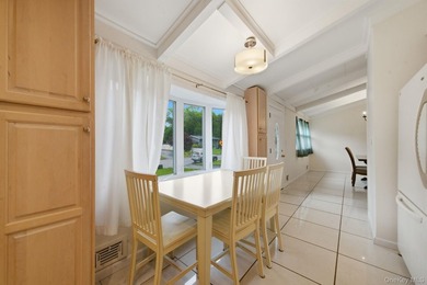 Lovingly maintained three bedroom home featuring an upgraded - photo 8