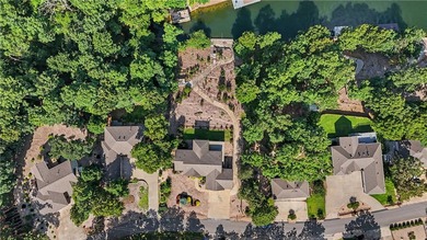 Nestled in a cul-de-sac at the waters of Lake Lock Lomond this - photo 29