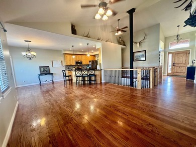 Welcome to this beautifully maintained all-brick lakefront home - photo 11