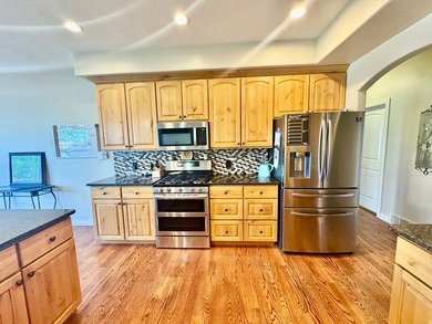 Welcome to this beautifully maintained all-brick lakefront home - photo 14