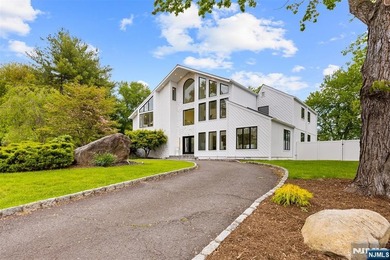 EXPERIENCE REFIND LUXURY & RESORT-LIKE LIVING IN FULLY - photo 2