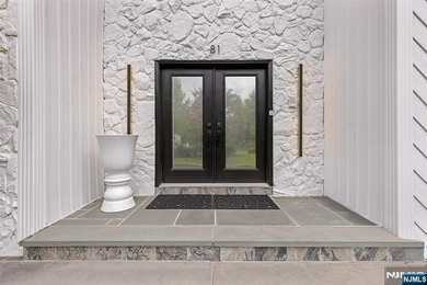 EXPERIENCE REFIND LUXURY & RESORT-LIKE LIVING IN FULLY - photo 3