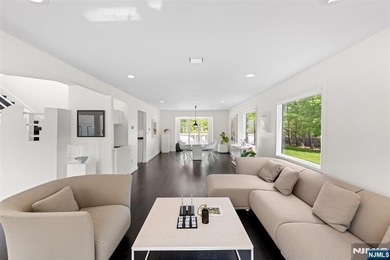 EXPERIENCE REFIND LUXURY & RESORT-LIKE LIVING IN FULLY - photo 7