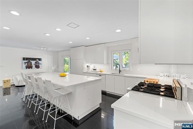 EXPERIENCE REFIND LUXURY & RESORT-LIKE LIVING IN FULLY - photo 8