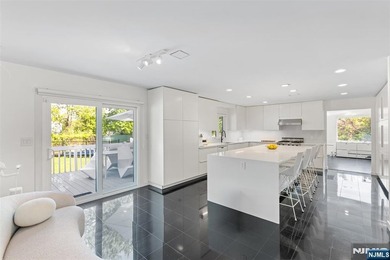 EXPERIENCE REFIND LUXURY & RESORT-LIKE LIVING IN FULLY - photo 9
