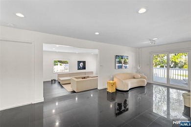 EXPERIENCE REFIND LUXURY & RESORT-LIKE LIVING IN FULLY - photo 10