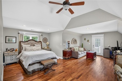 Custom, custom, custom - this extraordinary lakefront retreat is - photo 28