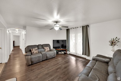 MAIN LEVEL CONDO! Centrally located with plenty of amenities - photo 6
