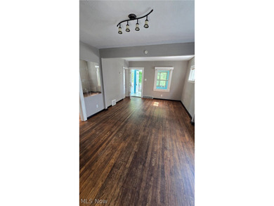 Nice 4 bedroom 2 bathroom house with open floor plan. Lots of - photo 3
