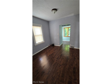 Nice 4 bedroom 2 bathroom house with open floor plan. Lots of - photo 4