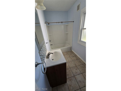 Nice 4 bedroom 2 bathroom house with open floor plan. Lots of - photo 5