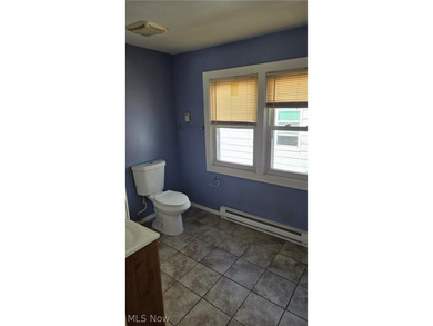 Nice 4 bedroom 2 bathroom house with open floor plan. Lots of - photo 8