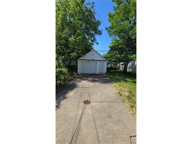 Nice 4 bedroom 2 bathroom house with open floor plan. Lots of - photo 10
