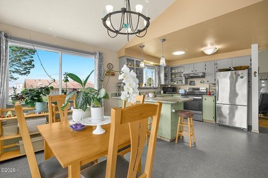 Enjoy easy coastal living in this beautifully maintained - photo 12