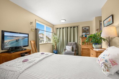 Enjoy easy coastal living in this beautifully maintained - photo 14