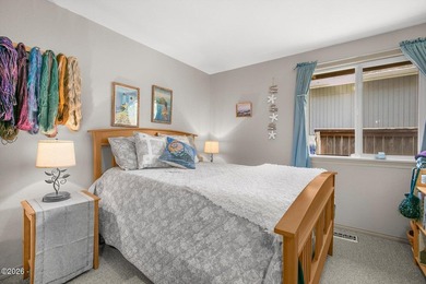 Enjoy easy coastal living in this beautifully maintained - photo 18