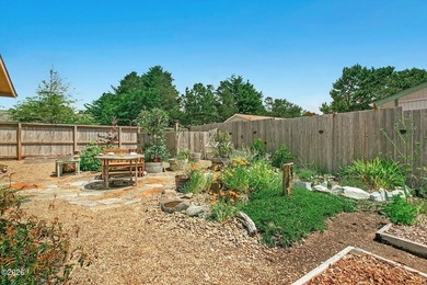 Enjoy easy coastal living in this beautifully maintained - photo 26