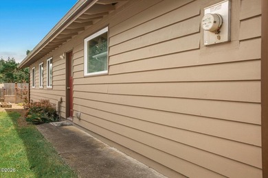 Enjoy easy coastal living in this beautifully maintained - photo 35