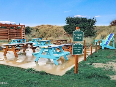Enjoy easy coastal living in this beautifully maintained - photo 40