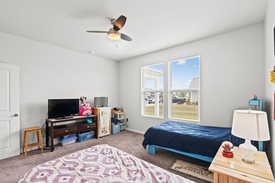 CORNER LOT - POND VIEW HOME - WITH EXTRA PRIVACY. This 2 bed, 2 - photo 10