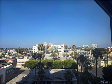 Welcome to the Royal Palms - a retro coastal gem just one block - photo 16