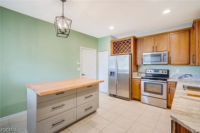 Welcome to The Colonnade at The Forum! This beautiful two-story - photo 4