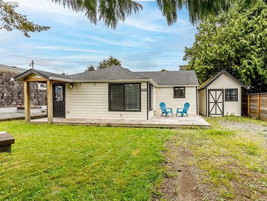 Escape to your own coastal sanctuary in this charming 2-bedroom - photo 1