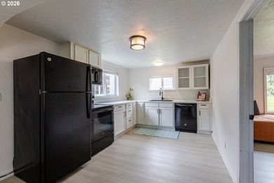 Escape to your own coastal sanctuary in this charming 2-bedroom - photo 6