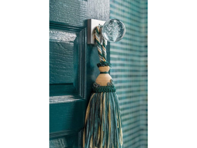 This fully renovated 1,100 sq ft Riviera Towers 1-bedroom