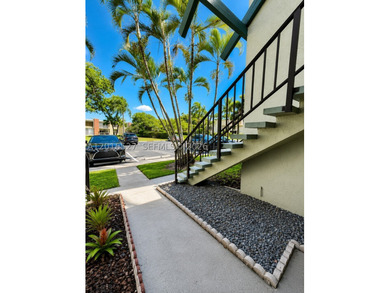FIRST FLOOR- NO STAIRS, CORNER UNIT in desirable Palm Springs!! - photo 4