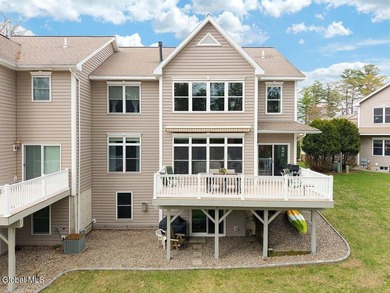 Lakeside views! 3,000 sq/ft of comfortable living space with 2 - photo 3