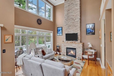 Lakeside views! 3,000 sq/ft of comfortable living space with 2 - photo 8