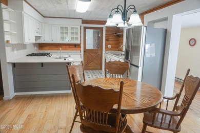 LARGE LOG HOME NESTLED IN A HIGHLY DESIRABLE COMMUNITY JUST - photo 12