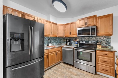 Charming 3 bedroom, 2 bath main house with an attached 1 - photo 19