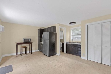 Charming 3 bedroom, 2 bath main house with an attached 1 - photo 20