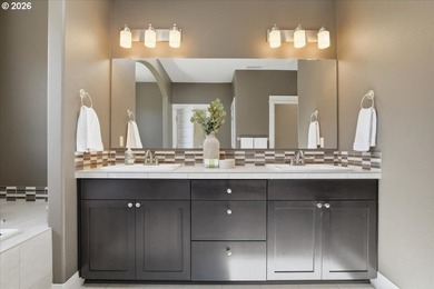 Beautifully appointed Pacific Lifestyle home featuring 3 - photo 25