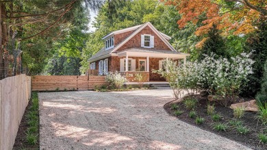 Enchanting Modern Beach House This enchanting 1930s cottage has - photo 2