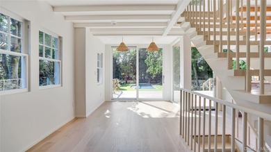 Enchanting Modern Beach House This enchanting 1930s cottage has - photo 9