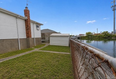 House is on a dead-end street. Good for a small boat. Hardwood - photo 10