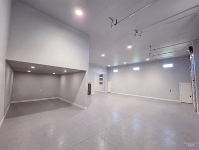 Experience 5 acres of space and a custom-built residence - photo 24