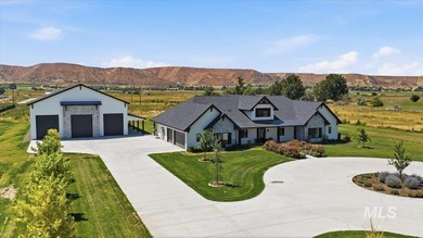 Experience 5 acres of space and a custom-built residence - photo 30