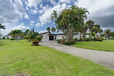 Welcome to this beautifully maintained attached villa in - photo 4