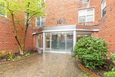 (private lake, pond, coastal) Home For Sale in Great Neck New York