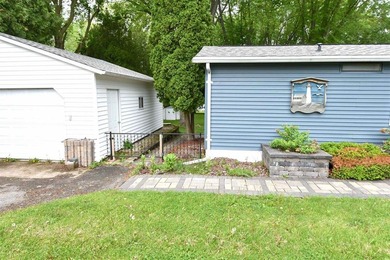 Waterfront living on Trestle Works Bay with a true fish-spawning - photo 38