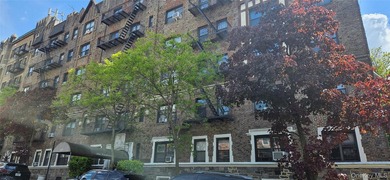 This charming Crestwood Co-op corner unit includes one bedroom - photo 1