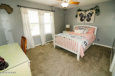 4BR 3 Full baths. 2 full kitchens! Perfect for large family or - photo 11
