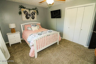 4BR 3 Full baths. 2 full kitchens! Perfect for large family or - photo 12
