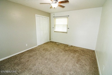 4BR 3 Full baths. 2 full kitchens! Perfect for large family or - photo 13